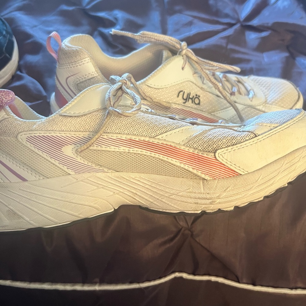 Lady’s Ryka Cross Trainers size 9.5